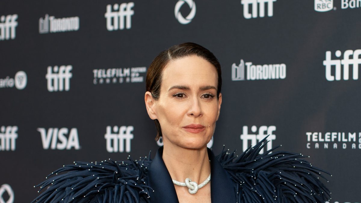 A atriz Sarah Paulson, de casaco azul-marinho com franjas, no tapete do Festival de Toronto em 2024