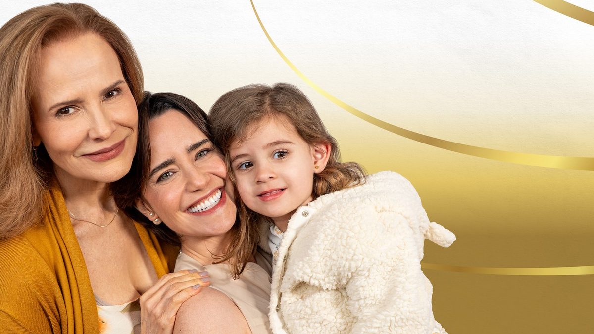 Duas mulheres e uma menina posam abraçadas na divulgação da novelinha Tudo Que Aprendi com Você