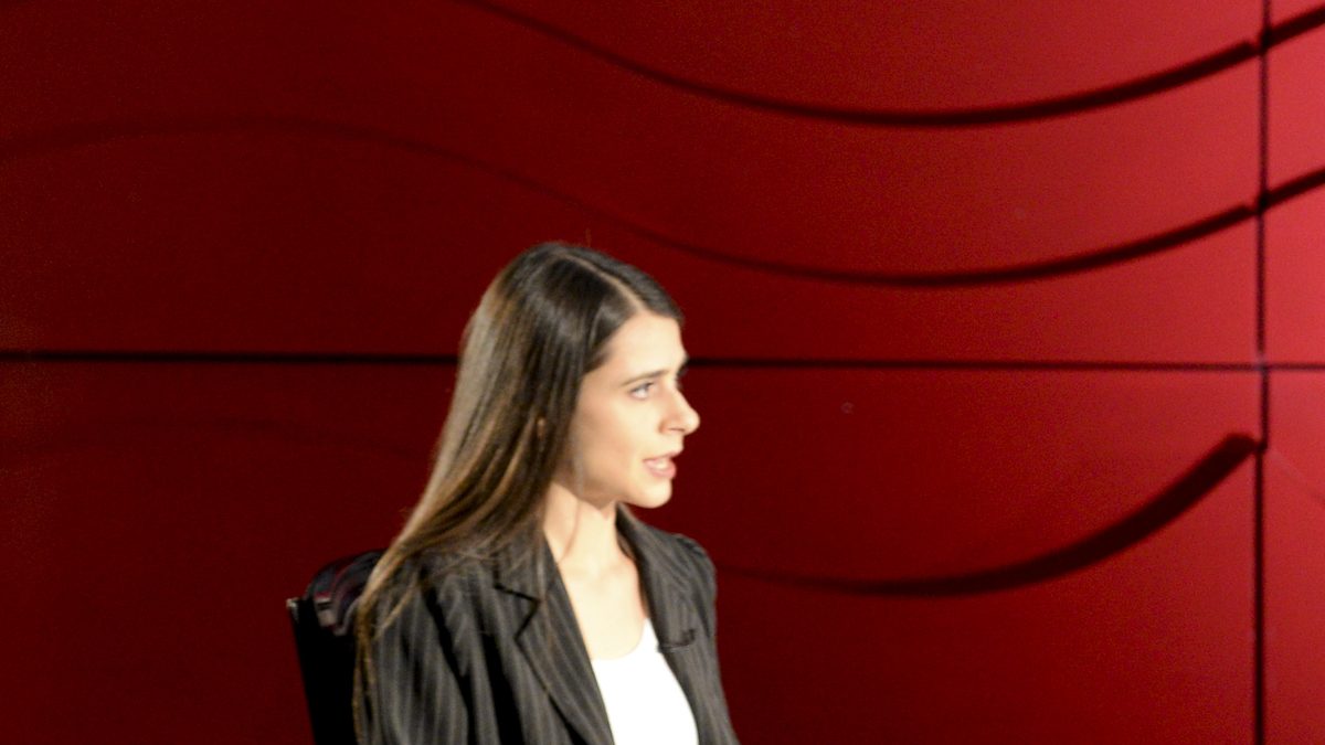 Entrevistadora do programa Salão Nobre, da TV Senado, durante a gravação no Museu do Senado, em julho de 2017