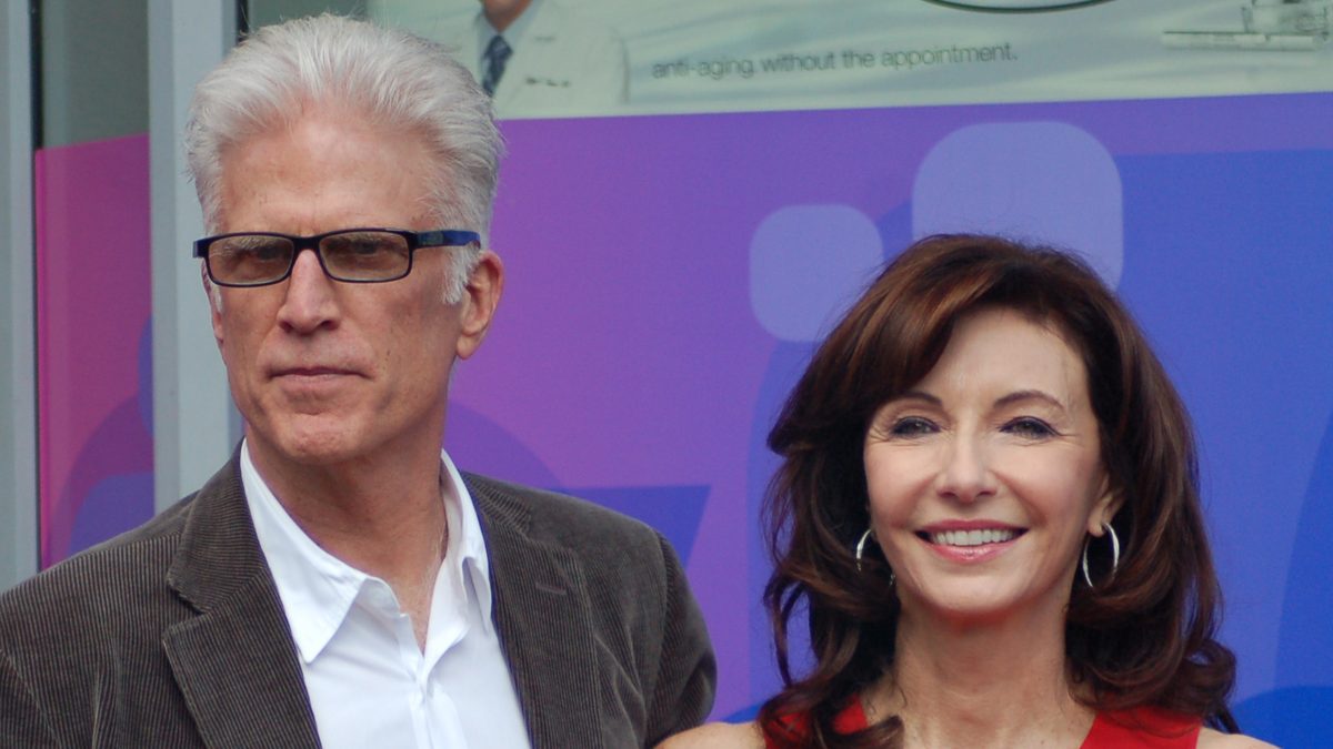 Ted Danson e Mary Steenburgen, casados na vida real e no elenco de Um Espião Infiltrado, posam juntos em Hollywood