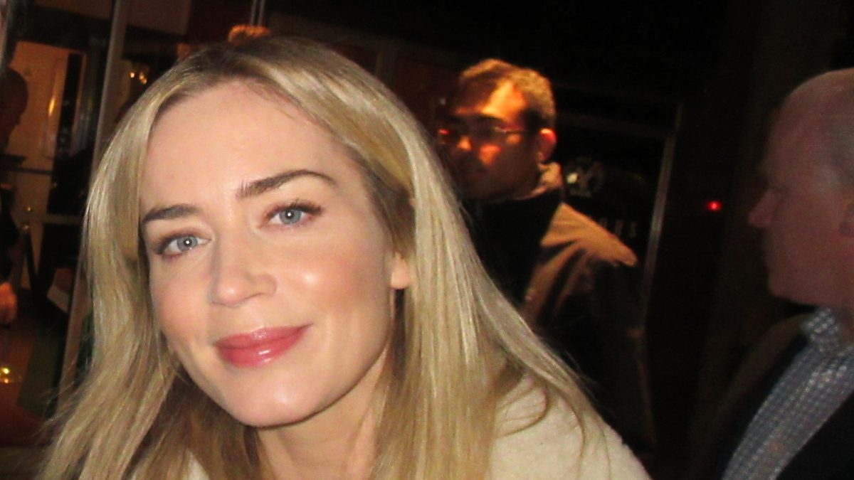 A atriz Emily Blunt, protagonista de Um Lugar Silencioso: Parte II, sorri de casaco de lã em Nova York em novembro de 2018