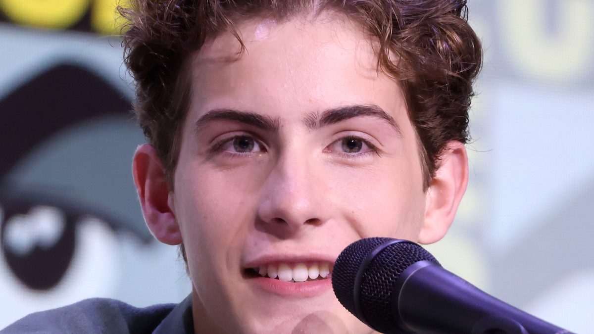 O ator Jacob Tremblay, que vive o jovem Ted Kaczynski em Unabomber, sorri diante de um microfone num painel da San Diego Comic-Con