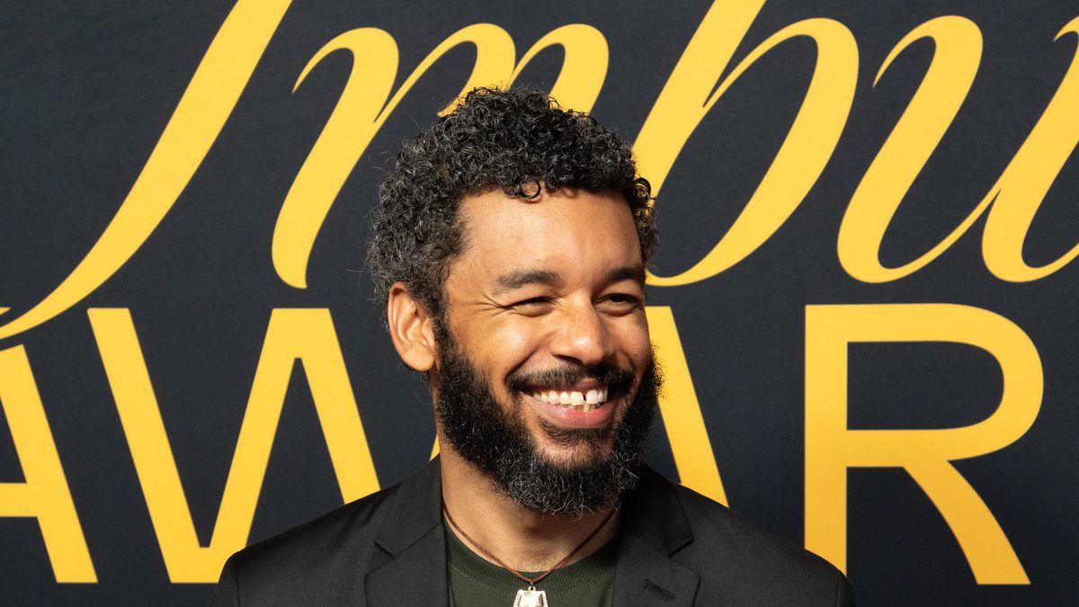 O cineasta Gabriel Martins sorri no tapete do Tribute Awards do Festival de Toronto, em 13 de setembro de 2026