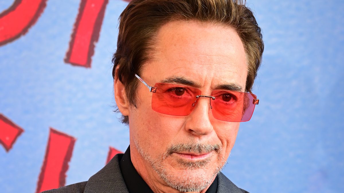 Robert Downey Jr., primeiro nome do elenco de Vingadores: Doutor Destino, de óculos vermelhos e terno cinza na gala do Lincoln Center Theater, em Nova York, em maio de 2026
