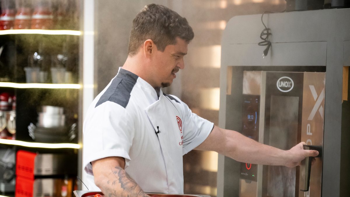 Will explode por forno e bate boca com Vinicius no MasterChef